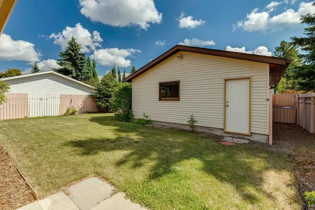 11248 Braeside Drive SW Calgary AB T2W3E4