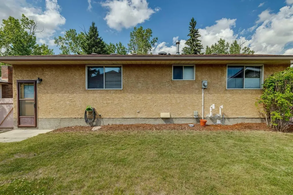 11248 Braeside Drive SW Calgary AB T2W3E4
