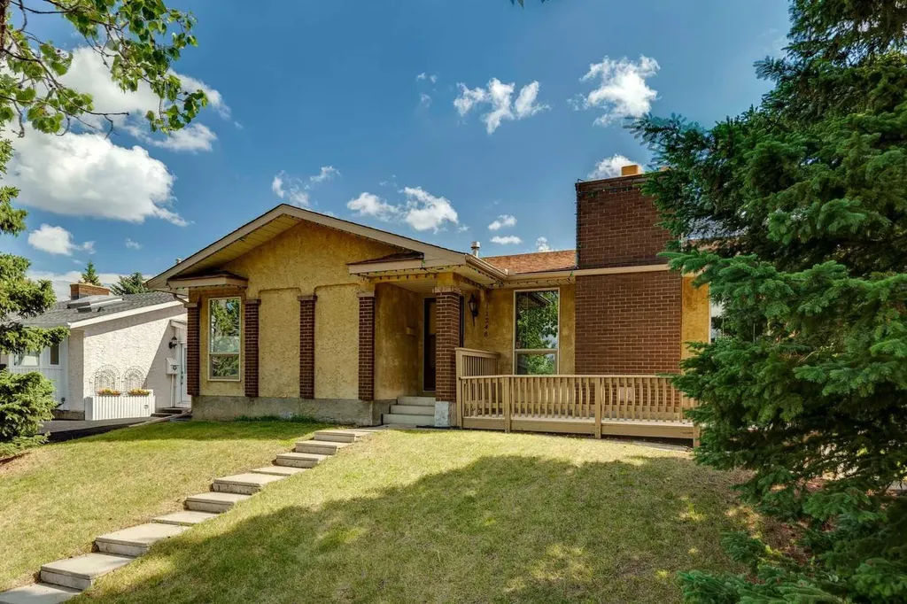 11248 Braeside Drive SW Calgary AB T2W3E4