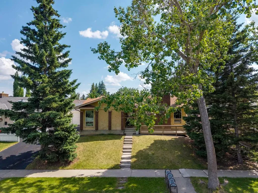 11248 Braeside Drive SW Calgary AB T2W3E4