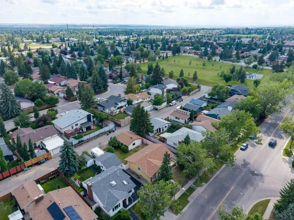 11248 Braeside Drive SW Calgary AB T2W3E4