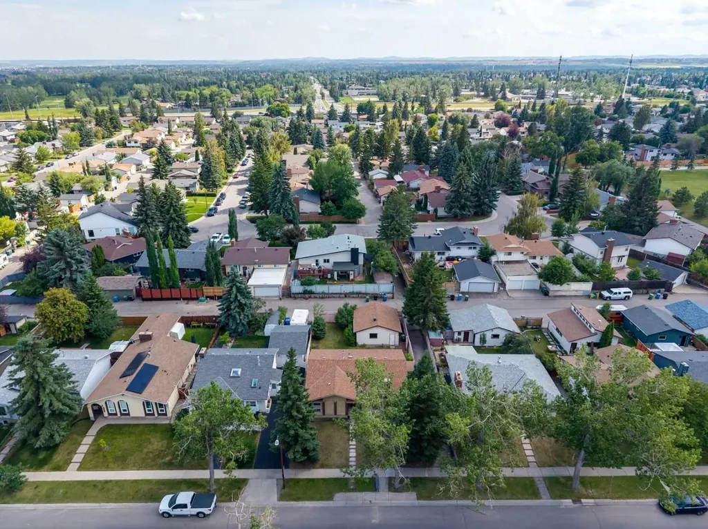 11248 Braeside Drive SW Calgary AB T2W3E4