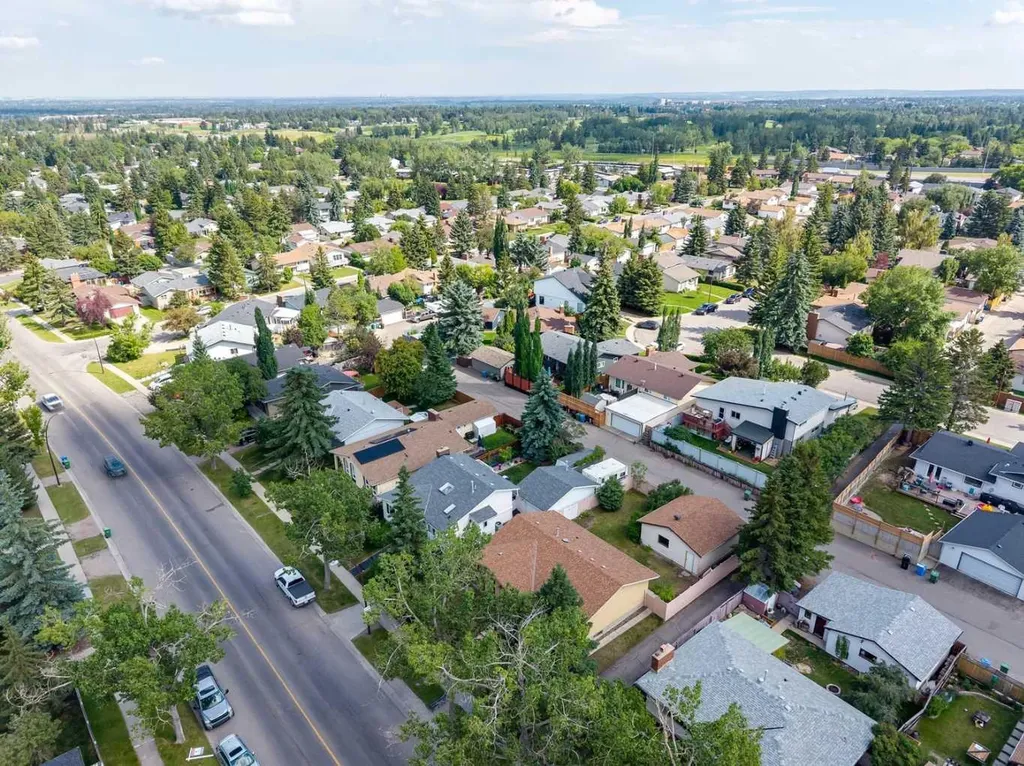 11248 Braeside Drive SW Calgary AB T2W3E4