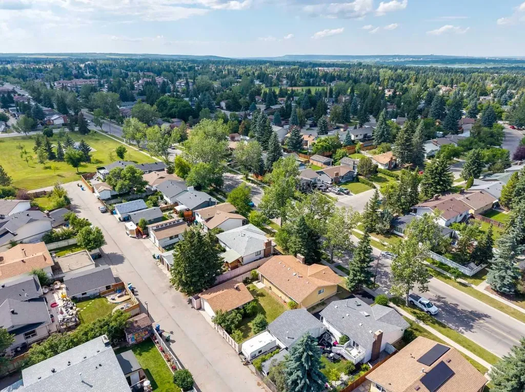 11248 Braeside Drive SW Calgary AB T2W3E4