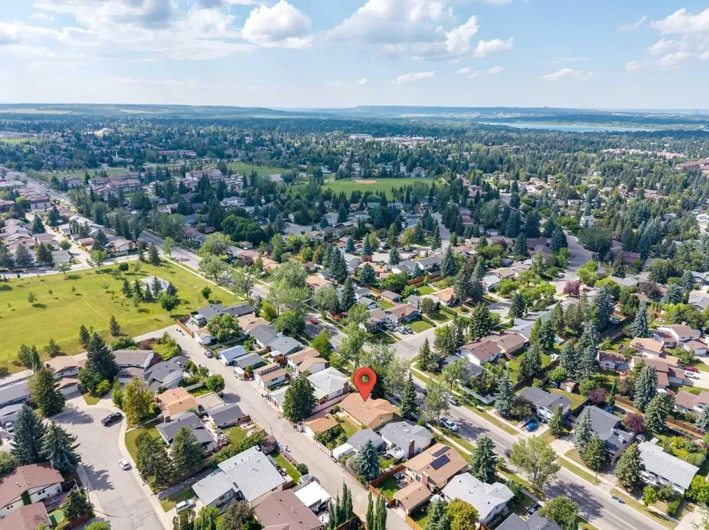 11248 Braeside Drive SW Calgary AB T2W3E4