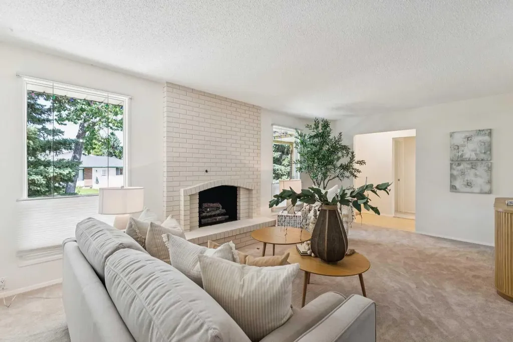 11248 Braeside Drive SW Calgary AB T2W3E4