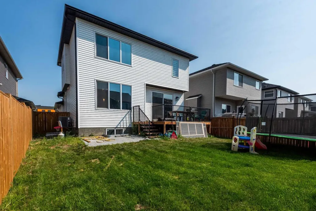 768 Edgefield Crescent Strathmore AB T1P 0H5
