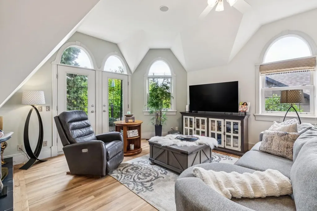 1310 15 Street NW Calgary AB T2N 2B6