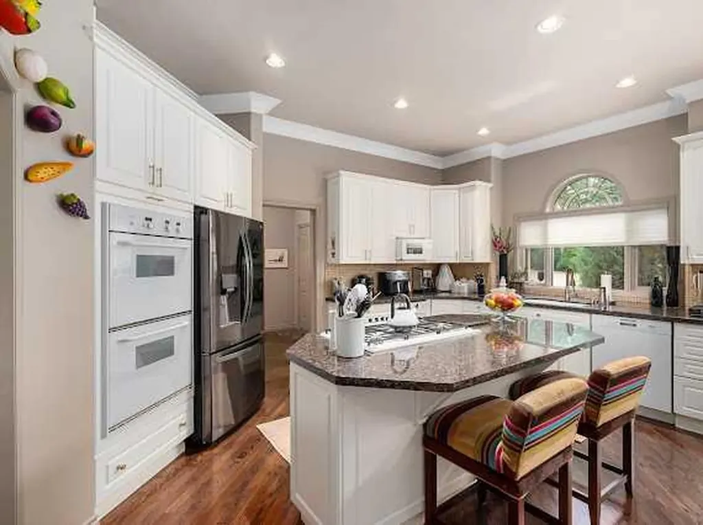 39 Baycrest Court SW Calgary AB t2v 5k1