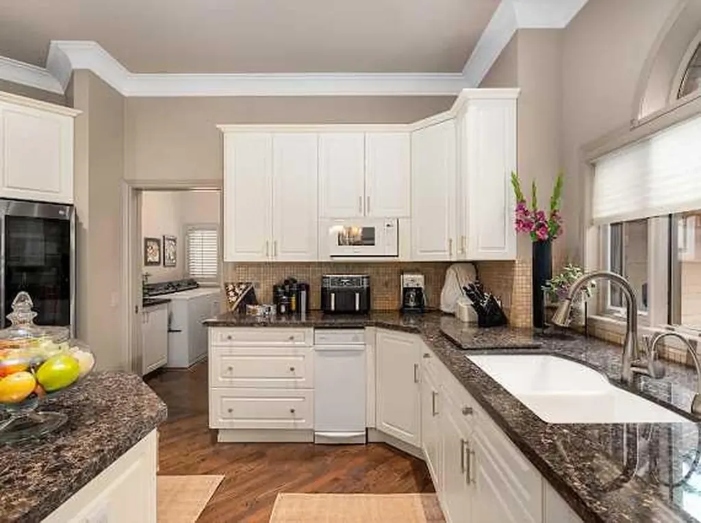 39 Baycrest Court SW Calgary AB t2v 5k1
