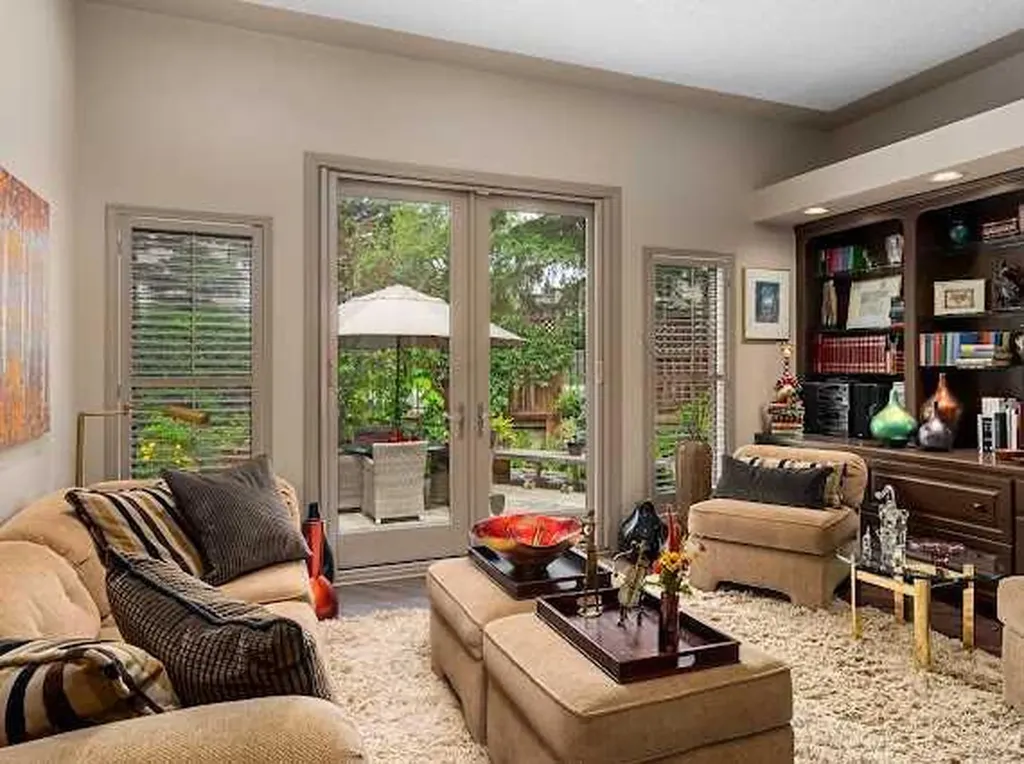 39 Baycrest Court SW Calgary AB t2v 5k1