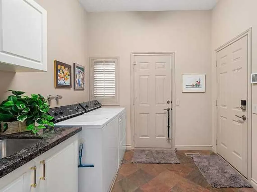 39 Baycrest Court SW Calgary AB t2v 5k1