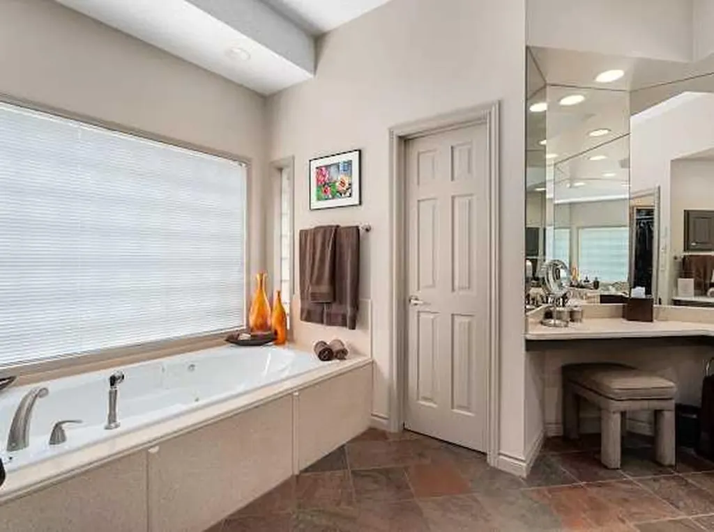 39 Baycrest Court SW Calgary AB t2v 5k1