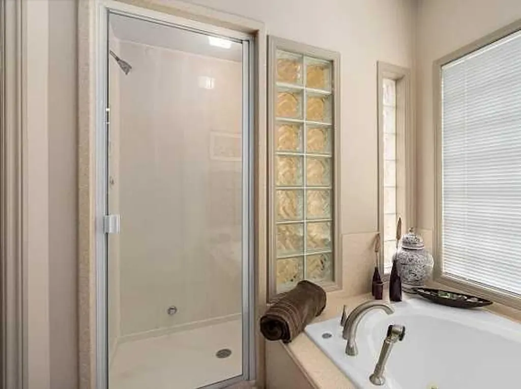 39 Baycrest Court SW Calgary AB t2v 5k1