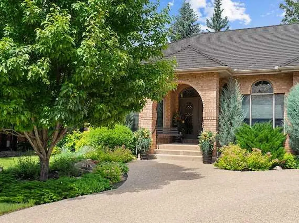 39 Baycrest Court SW Calgary AB t2v 5k1