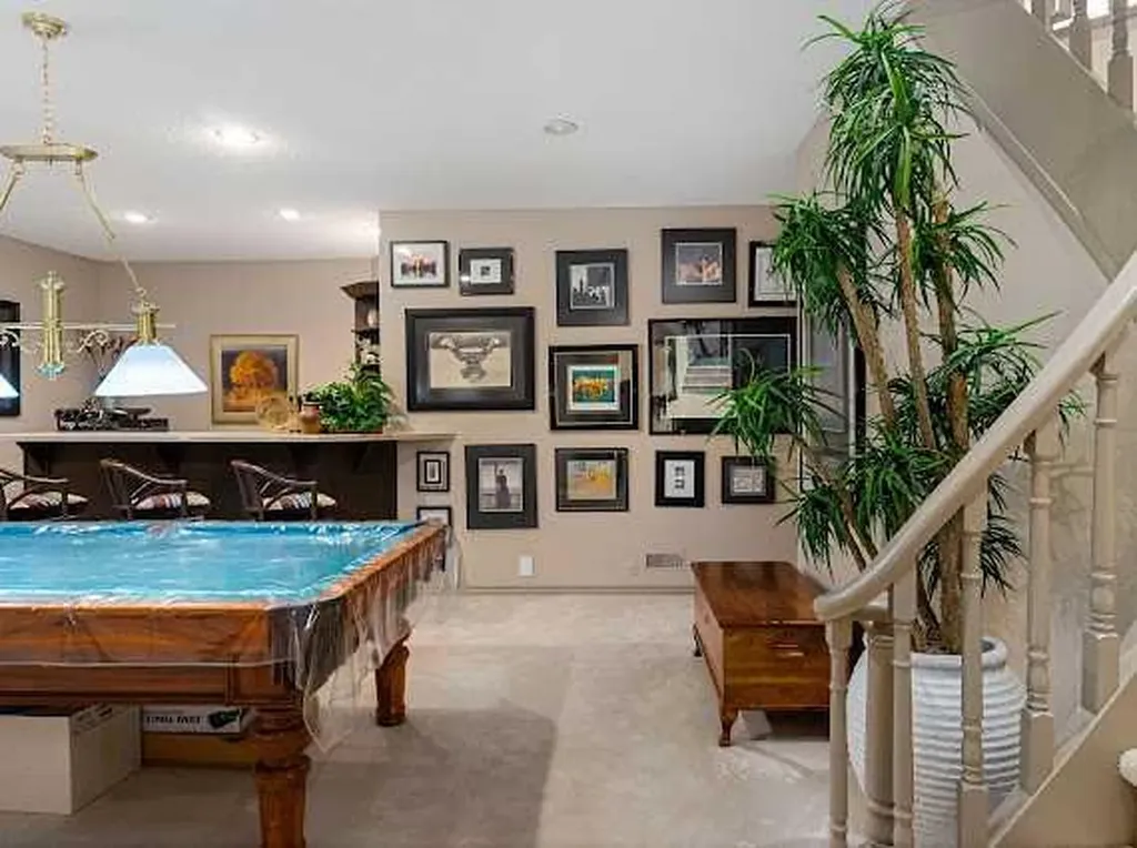 39 Baycrest Court SW Calgary AB t2v 5k1