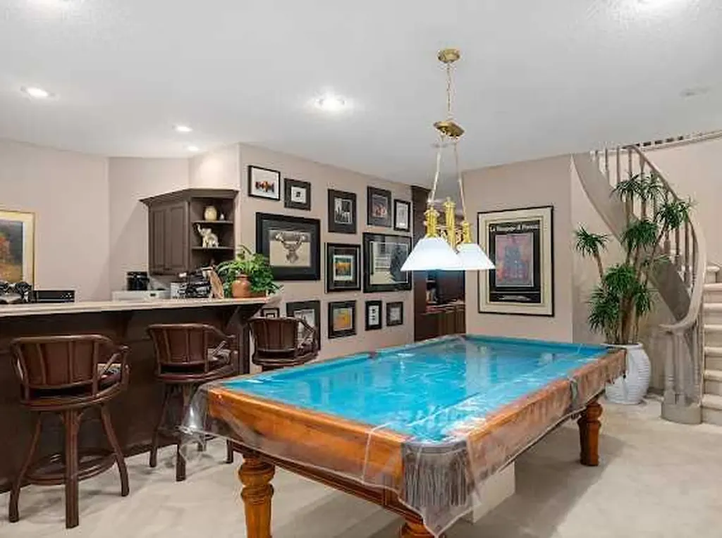 39 Baycrest Court SW Calgary AB t2v 5k1