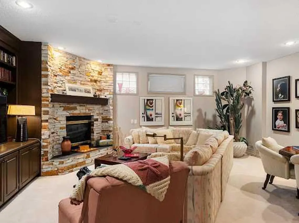 39 Baycrest Court SW Calgary AB t2v 5k1