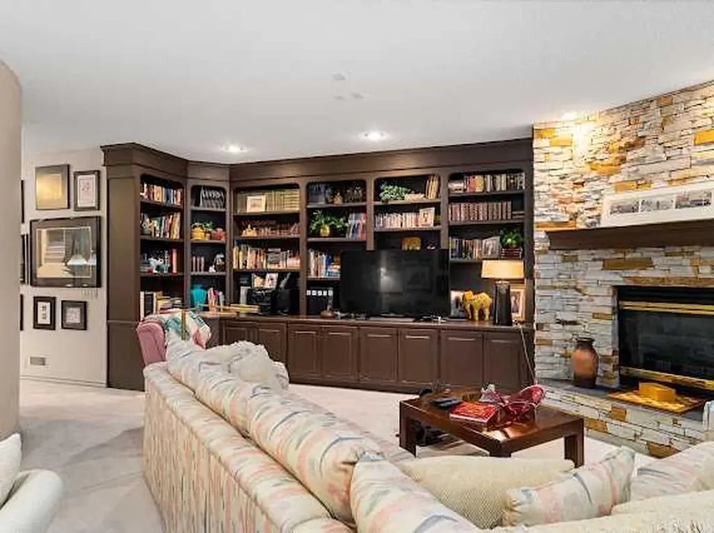 39 Baycrest Court SW Calgary AB t2v 5k1