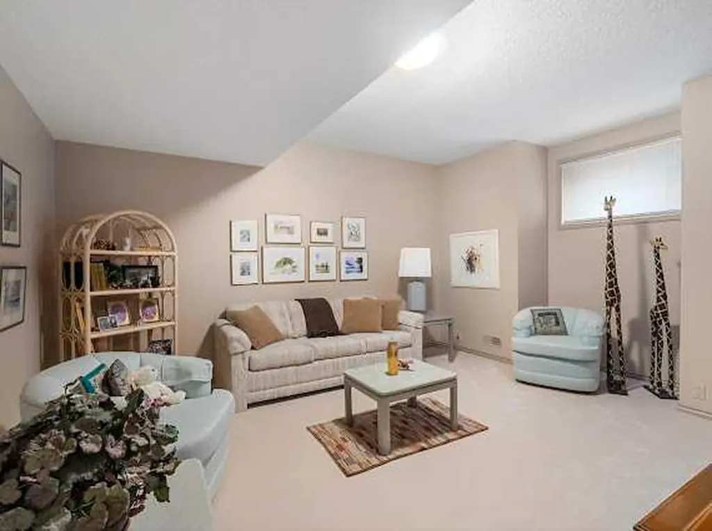 39 Baycrest Court SW Calgary AB t2v 5k1