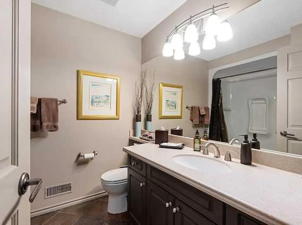 39 Baycrest Court SW Calgary AB t2v 5k1