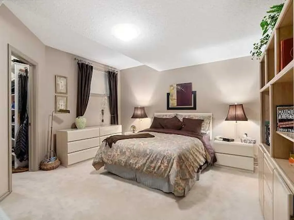 39 Baycrest Court SW Calgary AB t2v 5k1