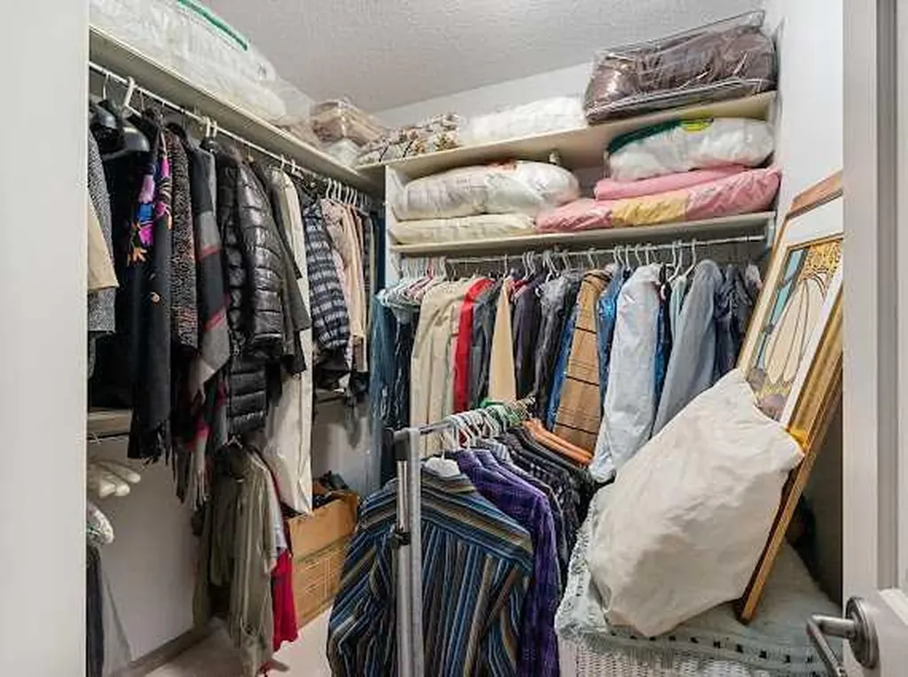 39 Baycrest Court SW Calgary AB t2v 5k1