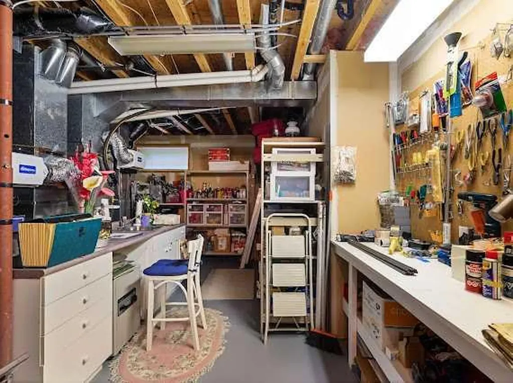 39 Baycrest Court SW Calgary AB t2v 5k1