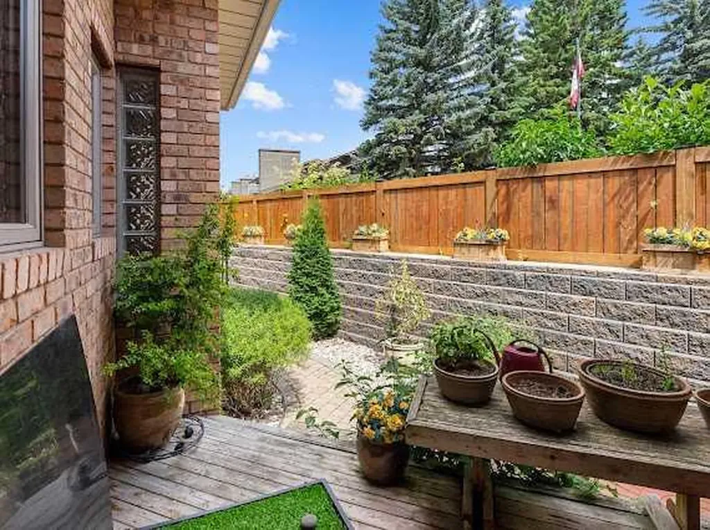 39 Baycrest Court SW Calgary AB t2v 5k1