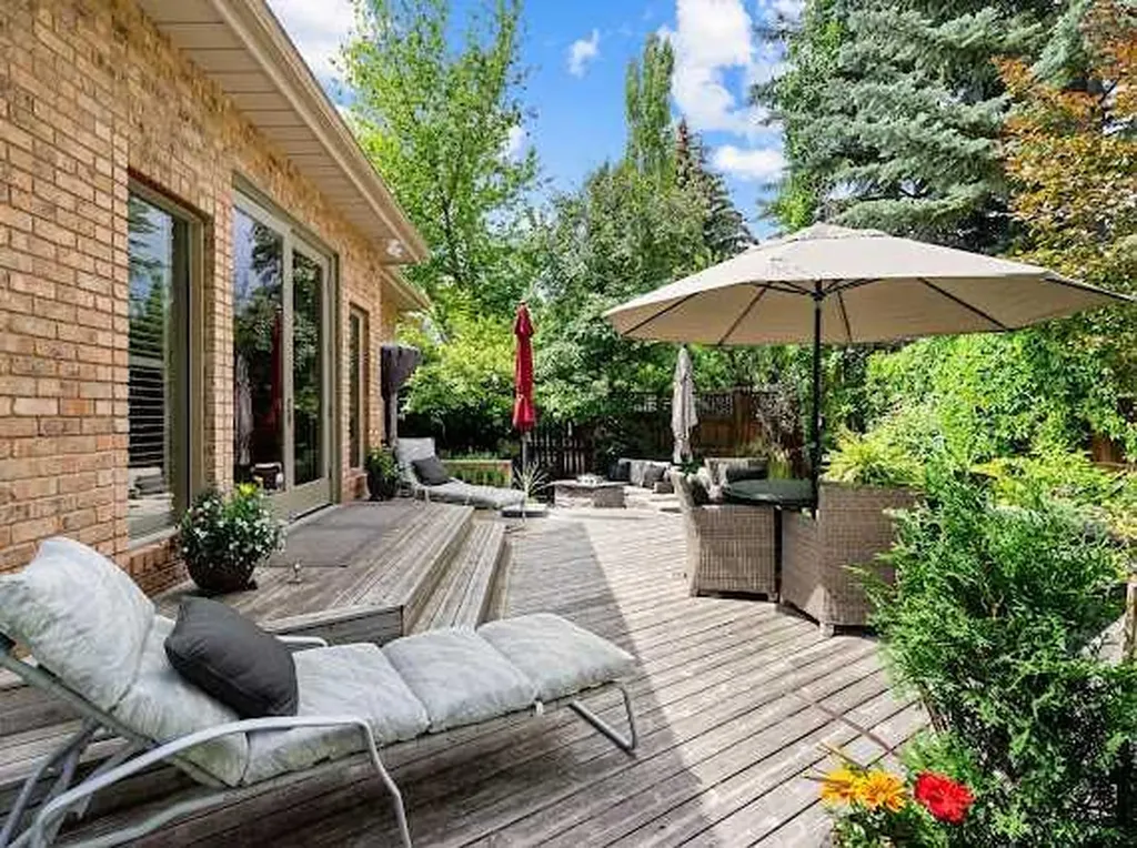 39 Baycrest Court SW Calgary AB t2v 5k1