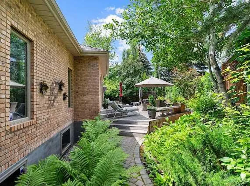 39 Baycrest Court SW Calgary AB t2v 5k1