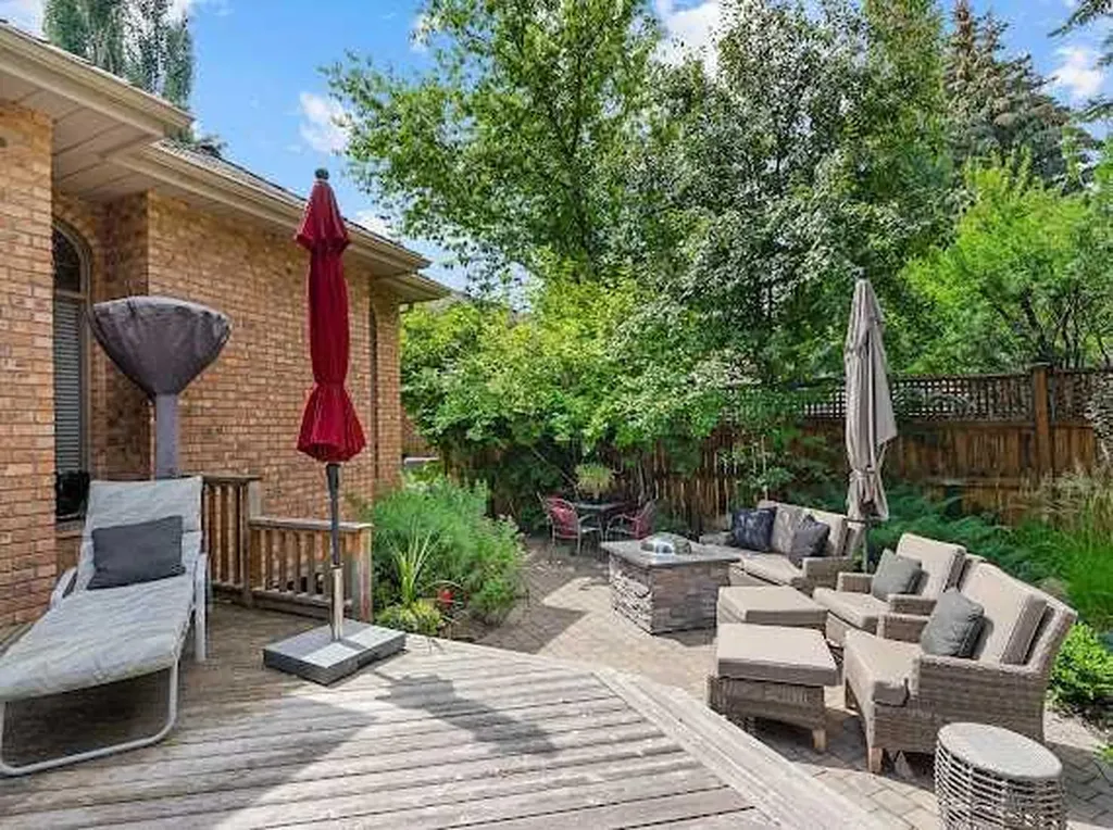 39 Baycrest Court SW Calgary AB t2v 5k1