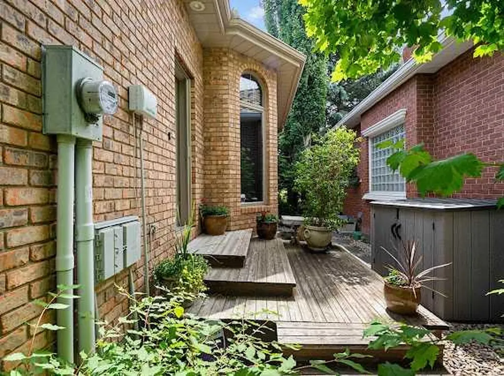 39 Baycrest Court SW Calgary AB t2v 5k1