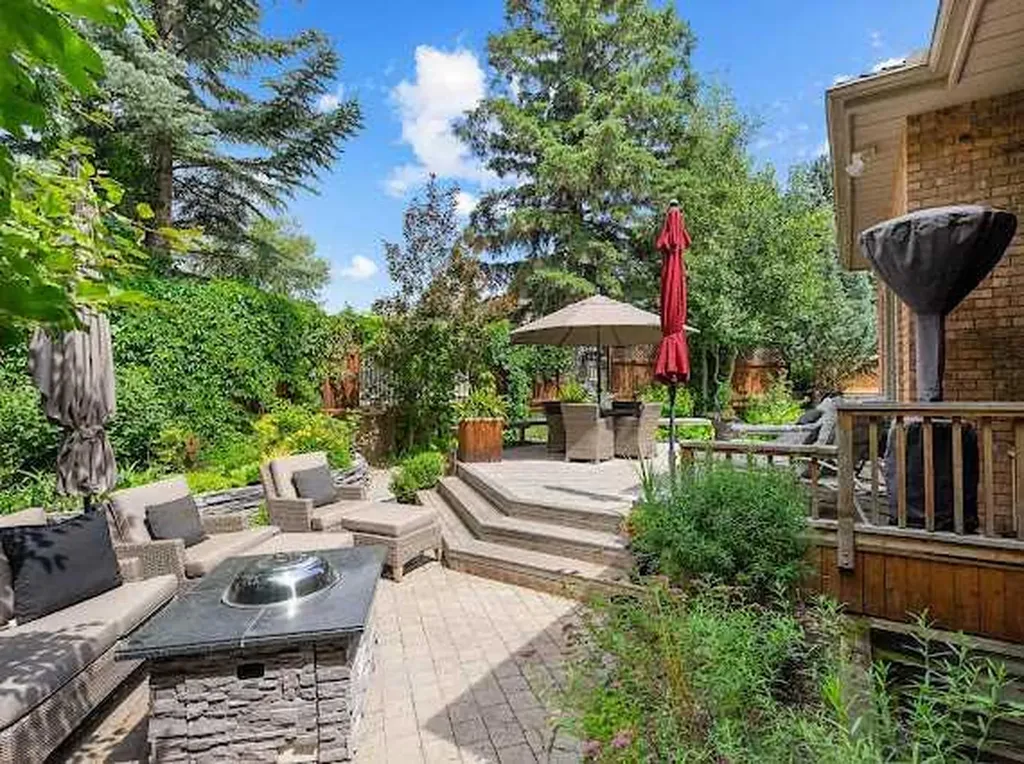 39 Baycrest Court SW Calgary AB t2v 5k1