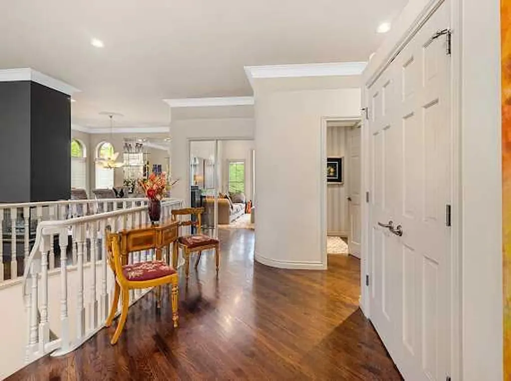 39 Baycrest Court SW Calgary AB t2v 5k1