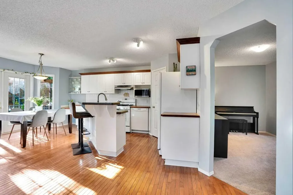 11 Mckenzie Lake View SE Calgary AB T2Z 2T6