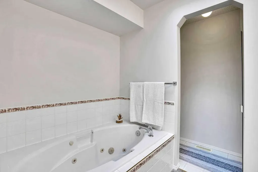 11 Mckenzie Lake View SE Calgary AB T2Z 2T6