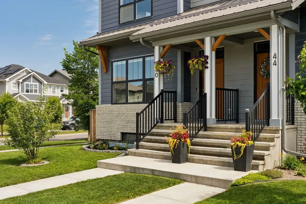 40 Magnolia Parade SE Calgary AB T3M 3E5