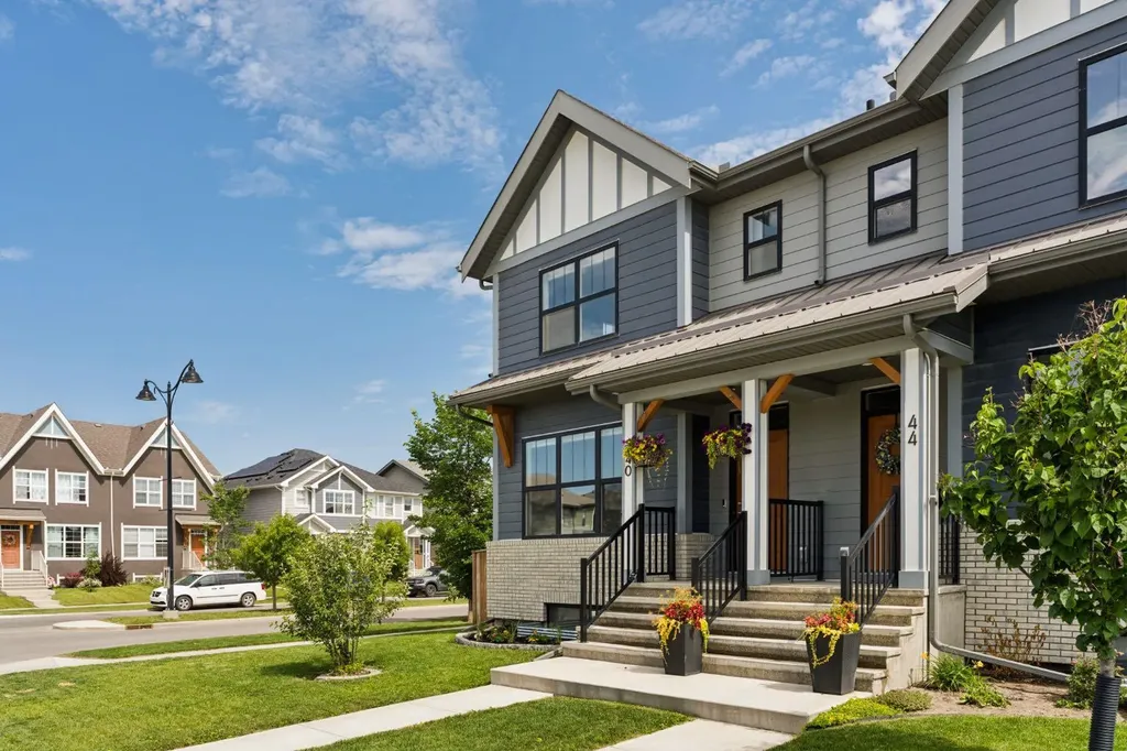 40 Magnolia Parade SE Calgary AB T3M 3E5