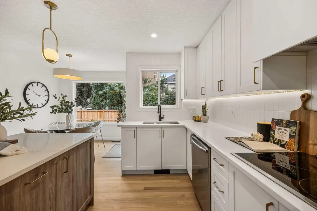 156 Strathridge Place SW Calgary AB T3H 4J1