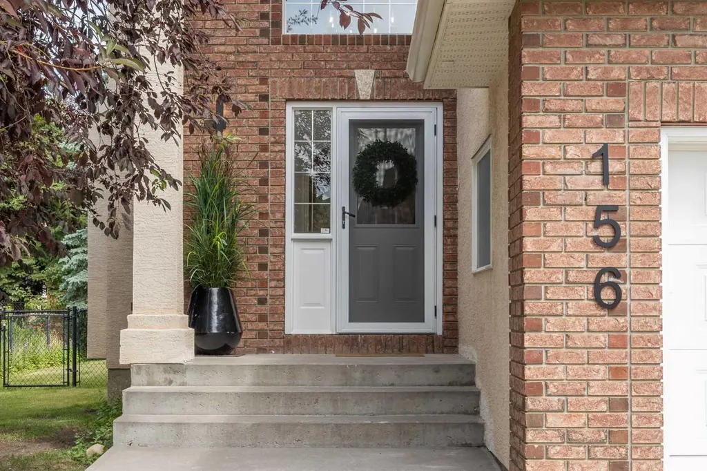 156 Strathridge Place SW Calgary AB T3H 4J1