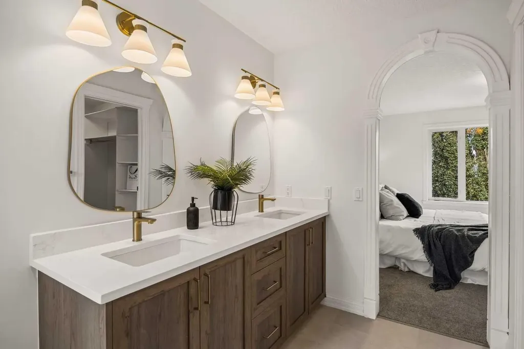 156 Strathridge Place SW Calgary AB T3H 4J1