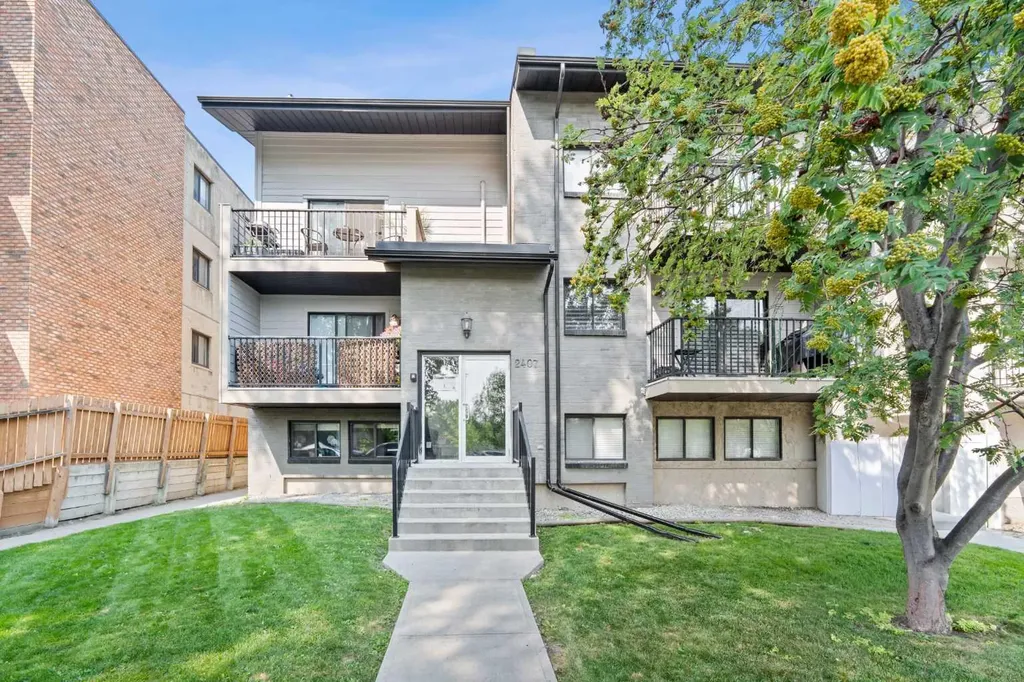 2407 17 Street SW Calgary AB T2T 4M9