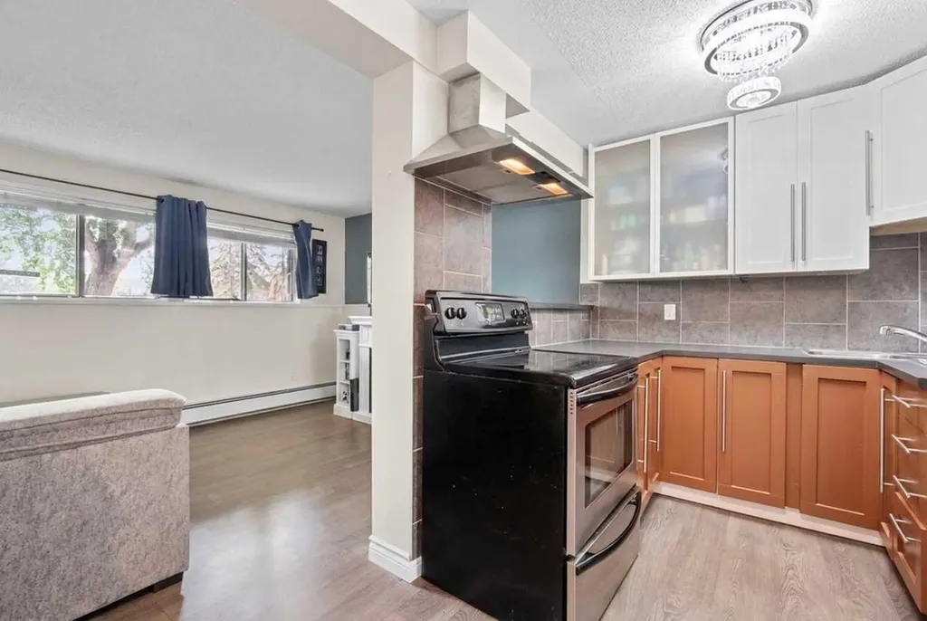 2407 17 Street SW Calgary AB T2T 4M9