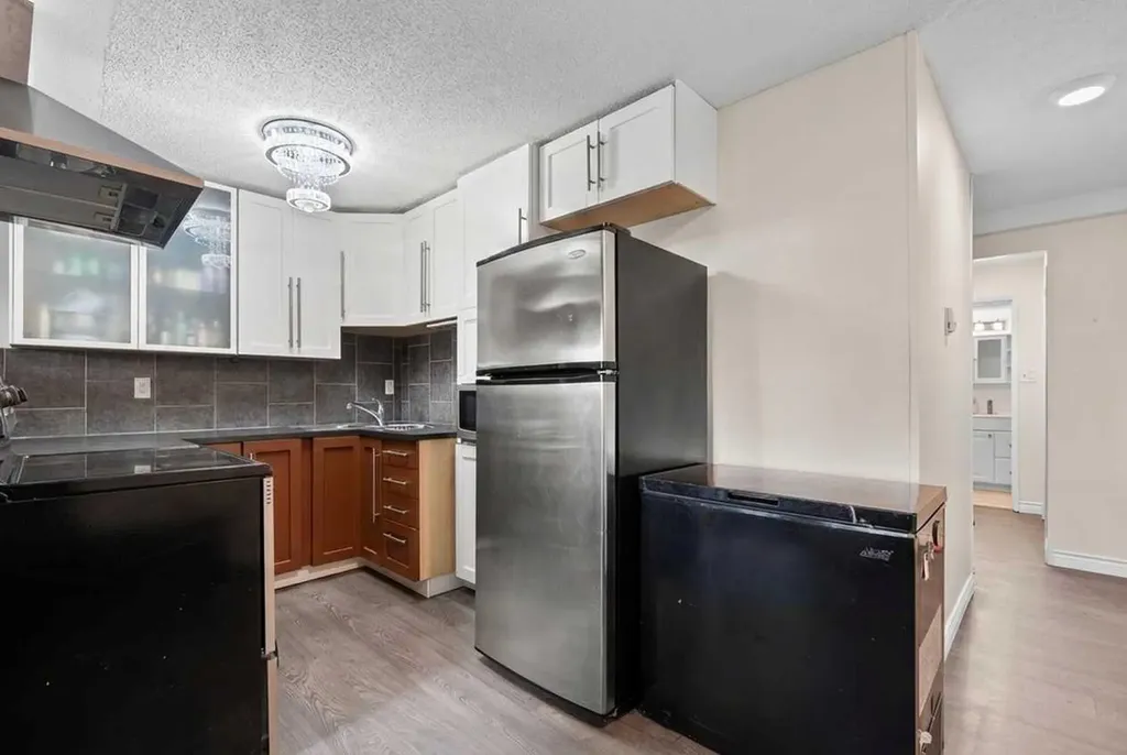 2407 17 Street SW Calgary AB T2T 4M9