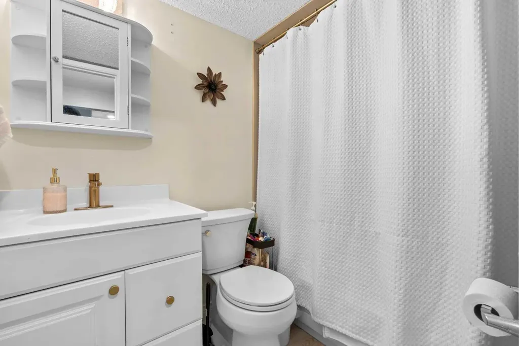 2407 17 Street SW Calgary AB T2T 4M9
