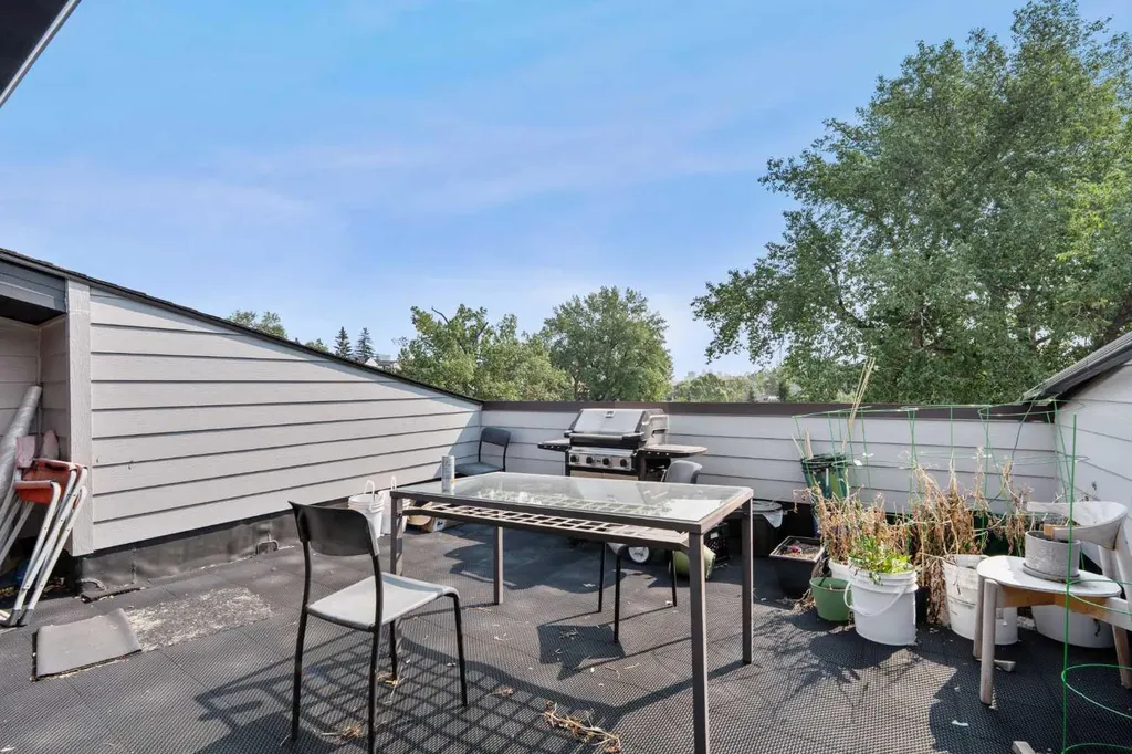 2407 17 Street SW Calgary AB T2T 4M9