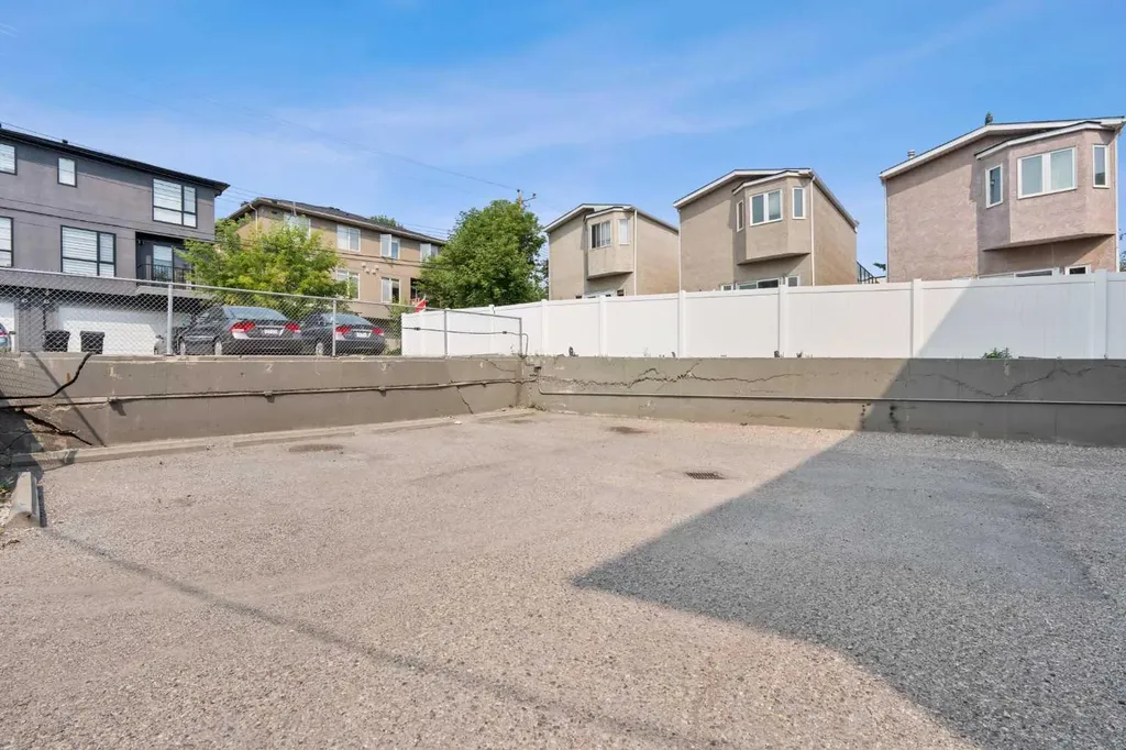 2407 17 Street SW Calgary AB T2T 4M9
