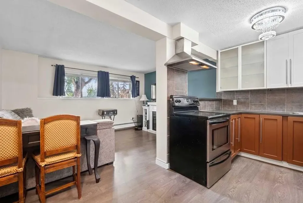 2407 17 Street SW Calgary AB T2T 4M9