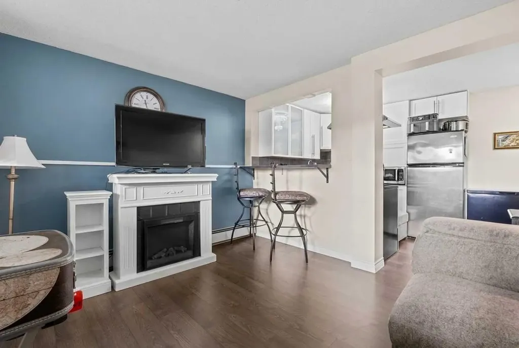 2407 17 Street SW Calgary AB T2T 4M9
